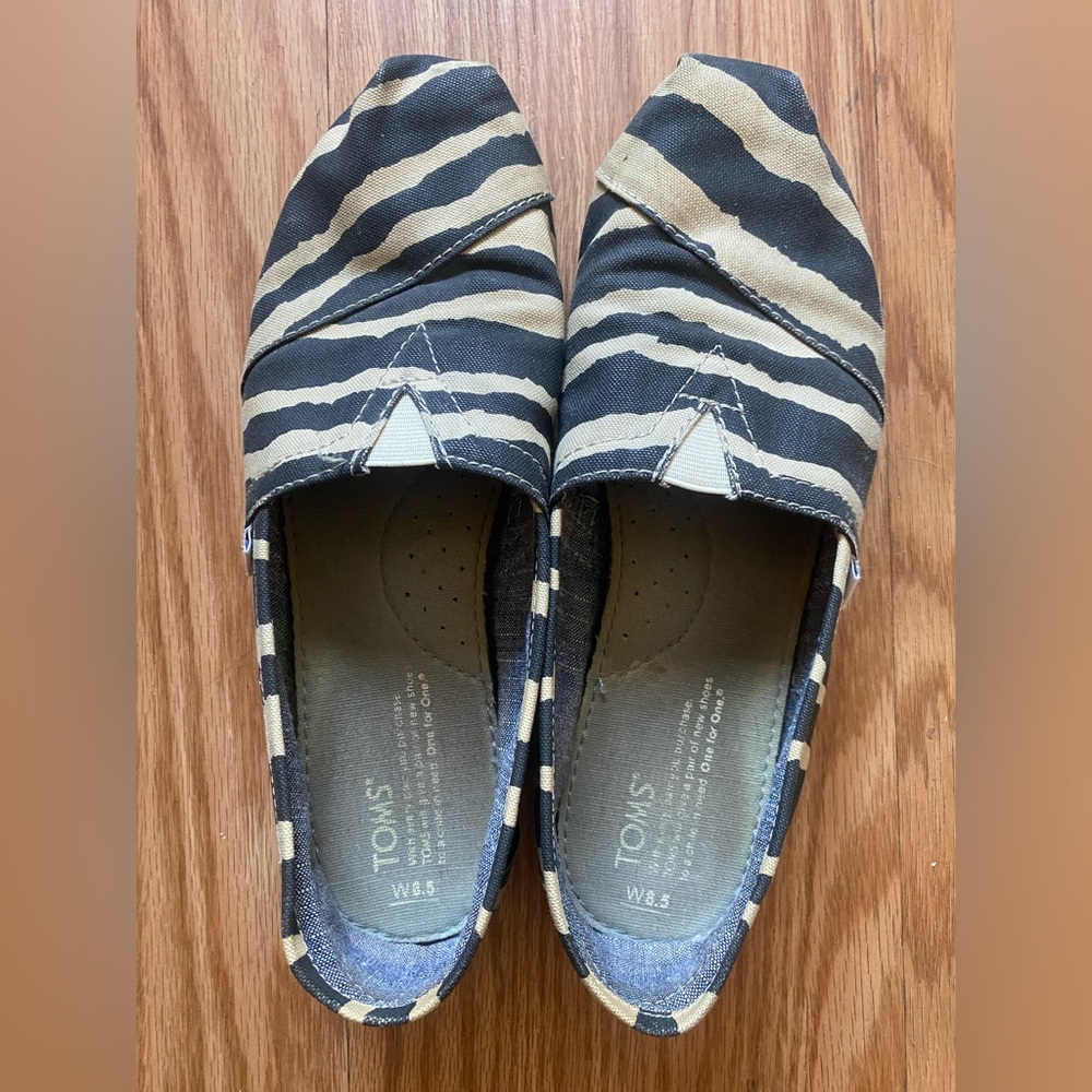 Women’s zebra Tom’s